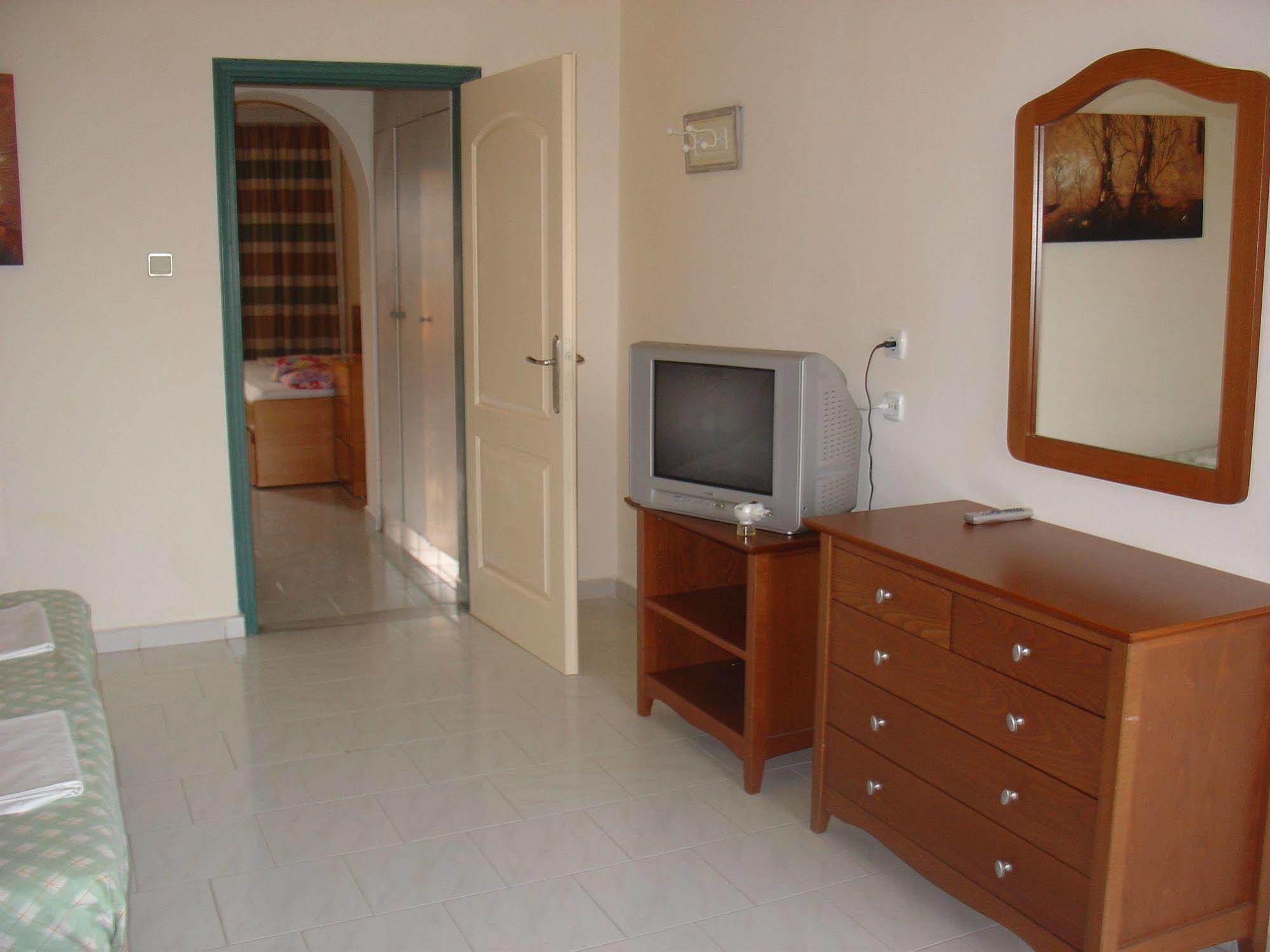 Lyristis Dinos Studios & Apartments Faliraki Luaran gambar